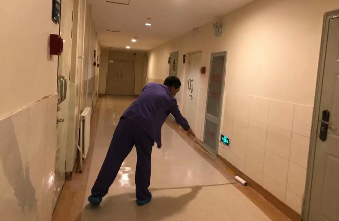 塑膠地板怎么清理？我有妙招。