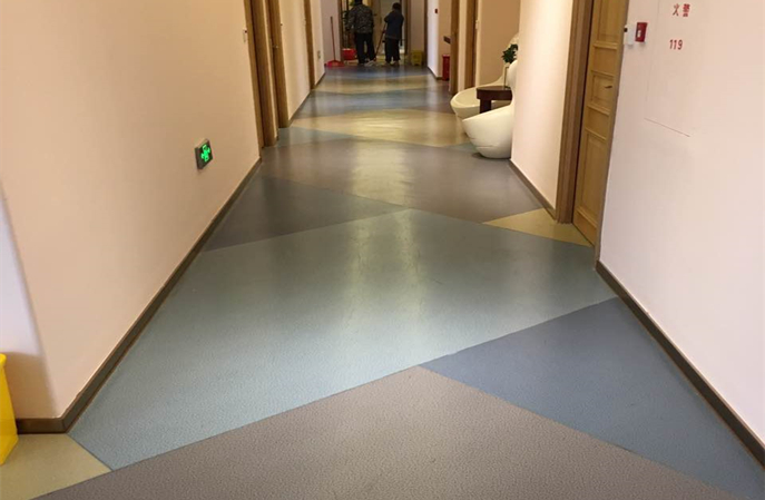 醫(yī)院PVC地板保養(yǎng)難題破解：為什么勤打蠟仍會變色？深度解析塑立得防護(hù)涂料革新價值