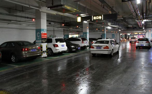 商場停車場地坪