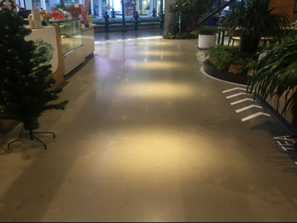 商場(chǎng)地面顏色單一